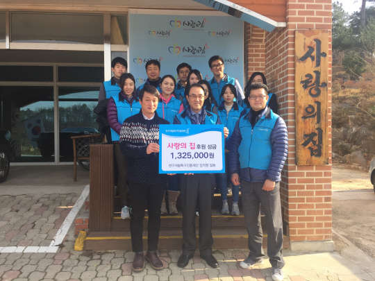 연구개발특구진흥재단은 9일 대전 송정동에 위치한 '사랑의 집'을 방문해 자체 모금한 후원금을 전달하고 시설청소 등 봉사활동을 펼쳤다. 김차동 특구진흥재단 이사장(앞줄 가운데)이 후원금을 전달하고 기념촬영을 하고 있다.  특구진흥재단 제공